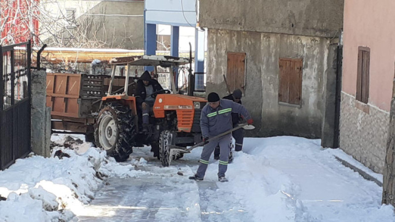 Pozantı Belediyesi, buzlanmaya karşı ara sokakları da tuzluyor