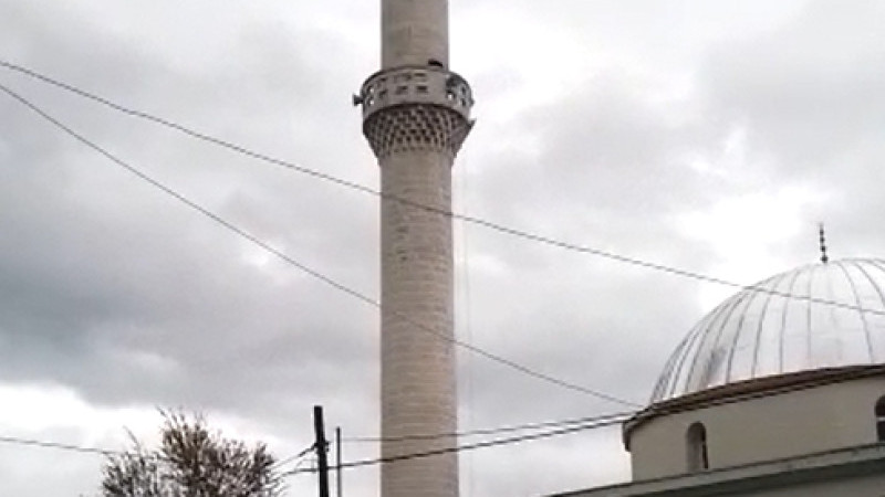 Akdam Köyü Camii minaresi tehlike saçıyor