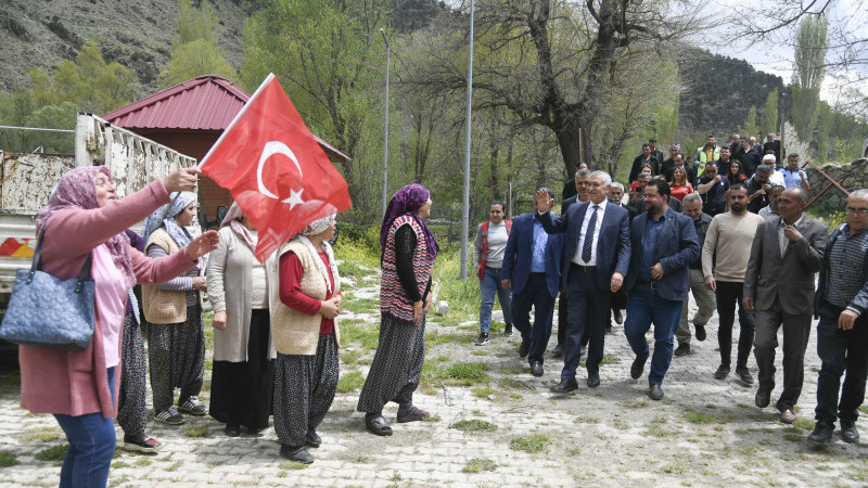 Adana Gibi Başkan, halkla el ele, omuz omuza…