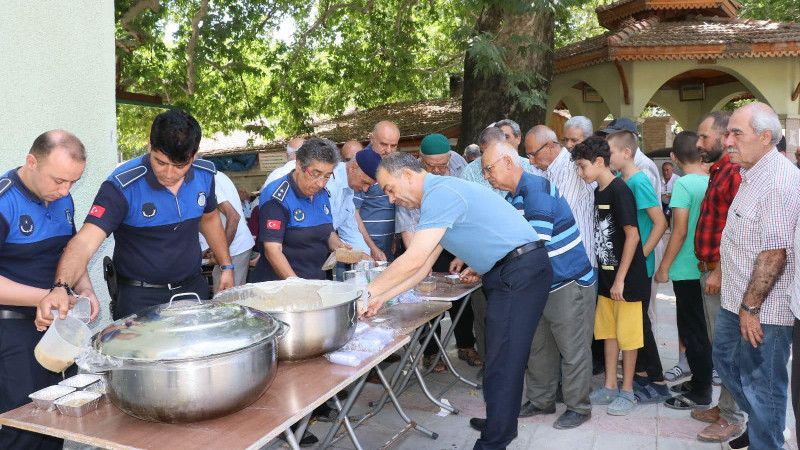 Pozantı Belediyesi Vatandaşlara Aşure Dağıttı