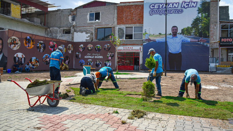 CEYHAN BELEDİYESİ’NDEN ÇARŞI MERKEZİNE YENİ BİR YEŞİL ALAN