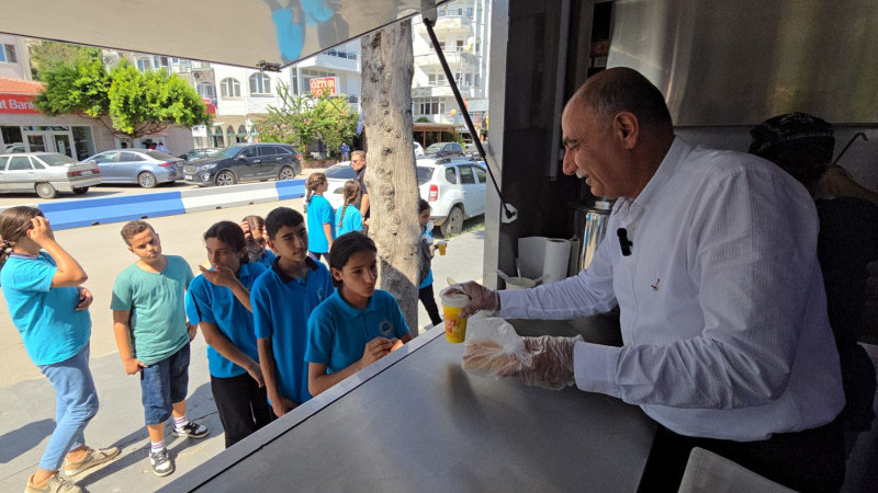 YUMURTALIK BELEDİYESİ’NDEN ÖĞRENCİLERE ÜCRETSİZ ÇORBA