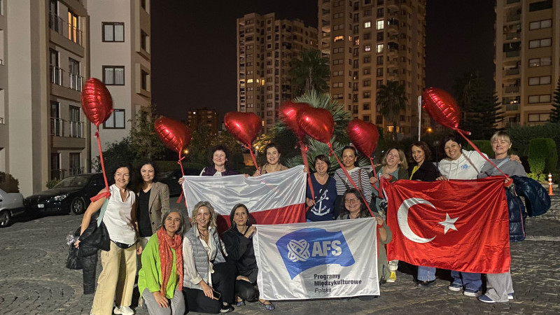 POLONYALI ANNELER ADANA ŞALVARI GİYDİ, ADANA TÜRKÜSÜ SÖYLEDİ