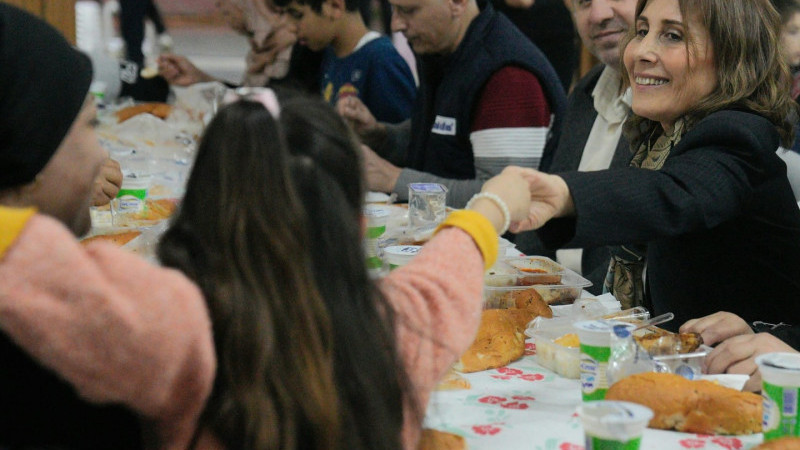 SEYHAN BELEDİYESİ, RAMAZAN’IN BEREKETİNİ BİLGİ EVLERİNE TAŞIDI