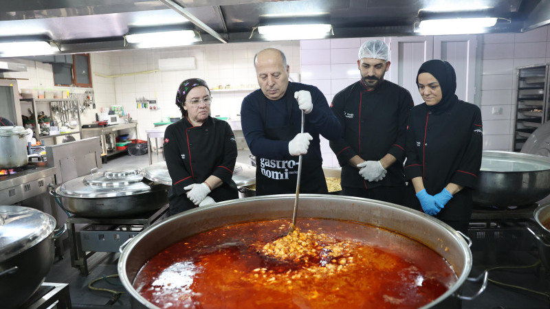 YÜREĞİR BELEDİYESİ’NİN MUTFAĞI RAMAZAN’DA ARALIKSIZ ÇALIŞIYOR