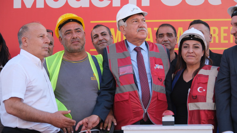 ADANA’NIN İLK YÜRÜYEN MERDİVENLİ YAYA ÜST GEÇİDİNİN TEMEL İATILDI
