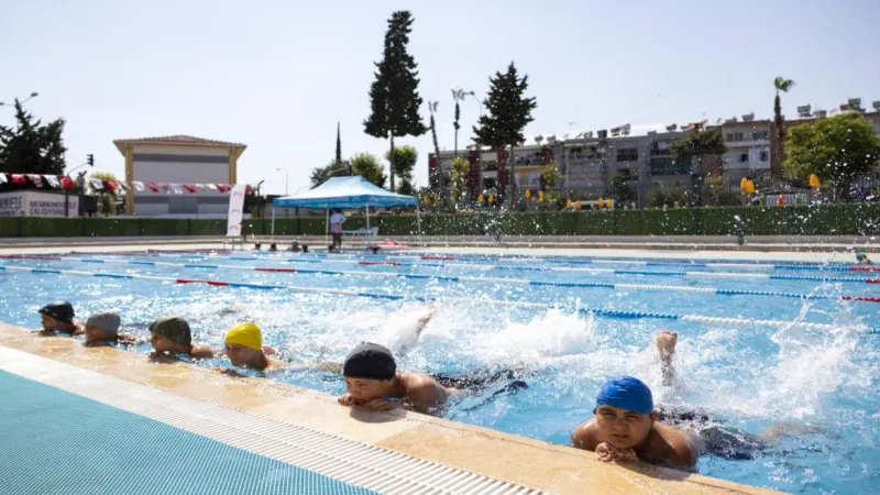 MERSİN'dE 7'DEN 70'E HERKES EĞLENEREK YÜZME ÖĞRENİYOR