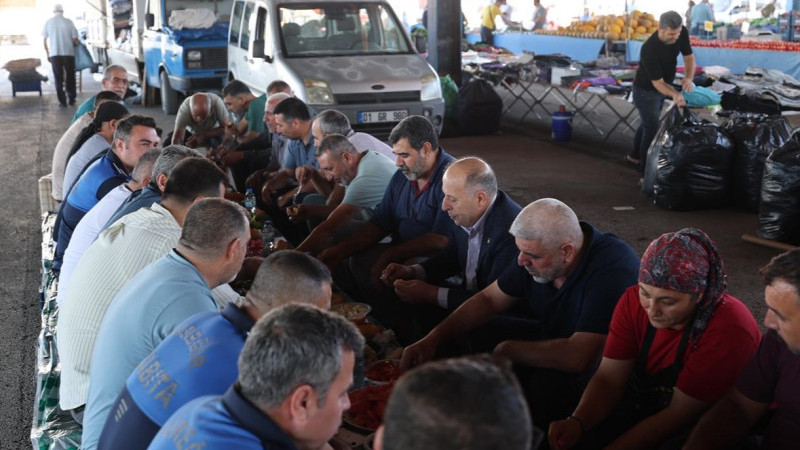 BAŞKAN DEMİRÇALI PAZARCI ESNAFIYLA KAHVALTIDA BULUŞTU
