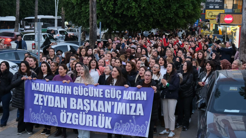 Adana Büyükşehir’in kadın çalışanlarından “Karalar’a Özgürlük” mitingi