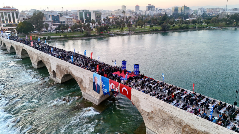 TARİHİ TAŞKÖPRÜ’DE AYNI ANDA 5 BİN KİŞİ ORUÇ AÇTI