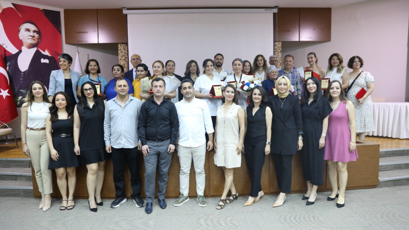 MESLEKTE 25 YILINI DOLDURAN HEMŞİRELERE PLAKET VERİLDİ