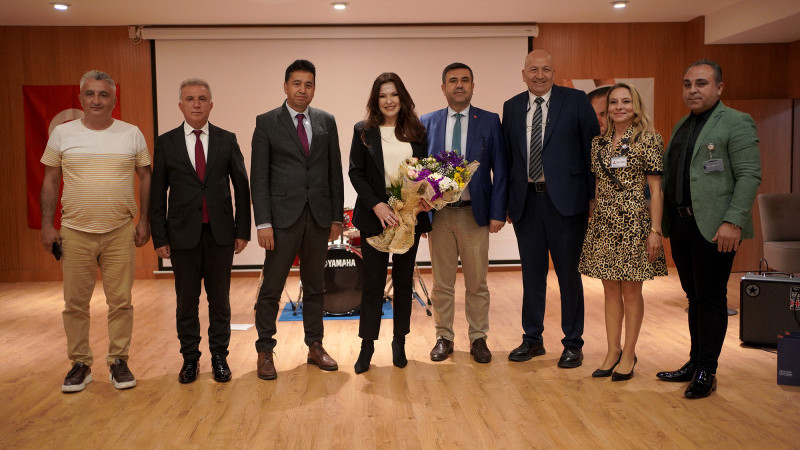 ÜNLÜ OYUNCU AYDAN ŞENER, MBA OKULLARI ETKİNLİĞİNE KATILDI
