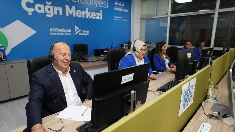 BAŞKAN DEMİRÇALI ÇAĞRI MERKEZİ’NDE TELEFONLARI CEVAPLADI