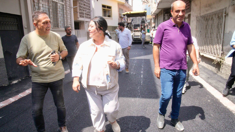 SEYHAN’DA ASFALT ÇALIŞMALARI HIZ KESMEDEN SÜRÜYOR