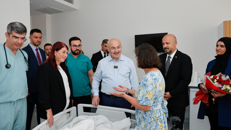 VALİ KÖŞGER, KARŞIYAKA DEVLET HASTANESİ PALYATİF BAKIM SERVİSİNİ ZİYARET ETTİ