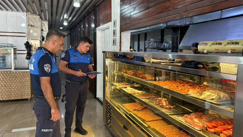 CEYHAN’DA ZABITA RESTORAN VE LOKANTALARI DENETLEDİ