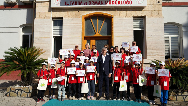 LİDER ÇOCUKLAR TARIMI VE KOOPERATİFÇİLİĞİ YERİNDE ÖĞRENDİ