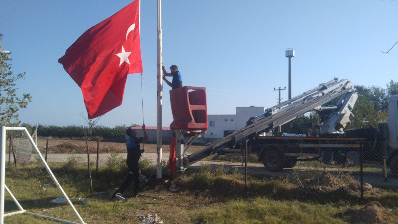 YUMURTALIK’TA YIPRANMIŞ BAYRAKLAR DEĞİŞTİRİLİYOR
