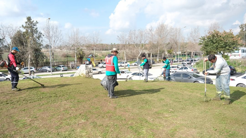 CEYHAN BELEDİYESİ PARK VE YEŞİL ALANLARIN BAKIMINI YAPIYOR