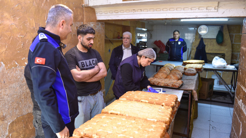 SEYHAN’DA HİJYEN KURALLARININ HİÇE SAYILDIĞI FIRIN MÜHÜRLENDİ