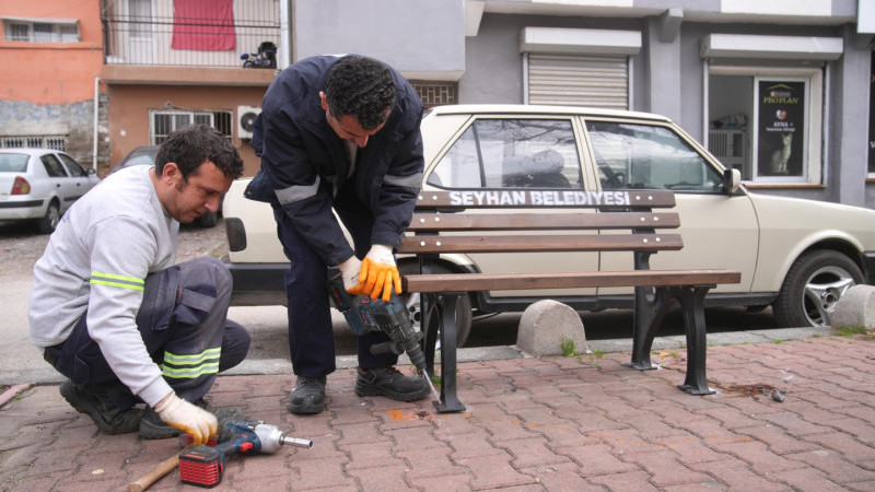 SEYHAN’DA PARKLAR YENİLENİYOR