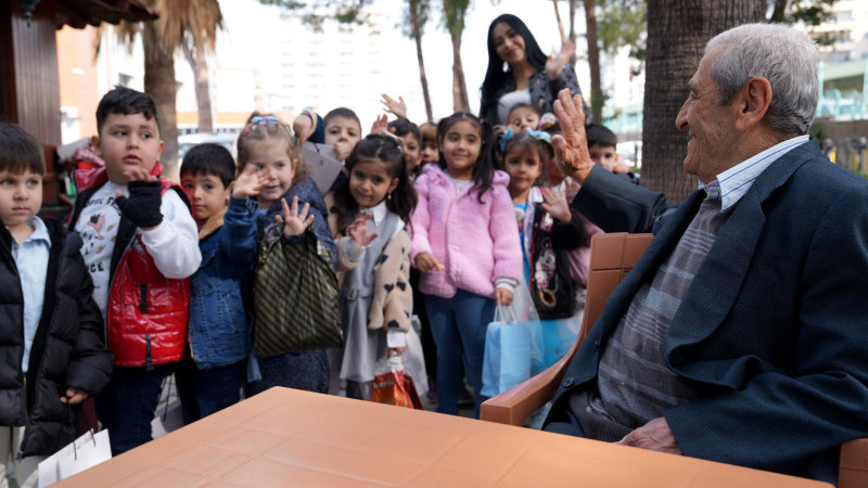 MİNİKLERDEN YAŞLILAR HAFTASI’NA ANLAMLI ZİYARET