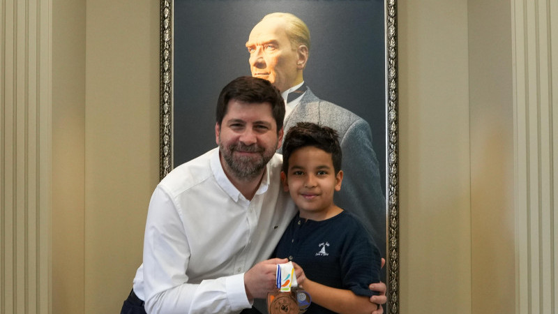 DÜNYA BİRİNCİSİNDEN BAŞKAN ALİ BOLTAÇ’A ZİYARET