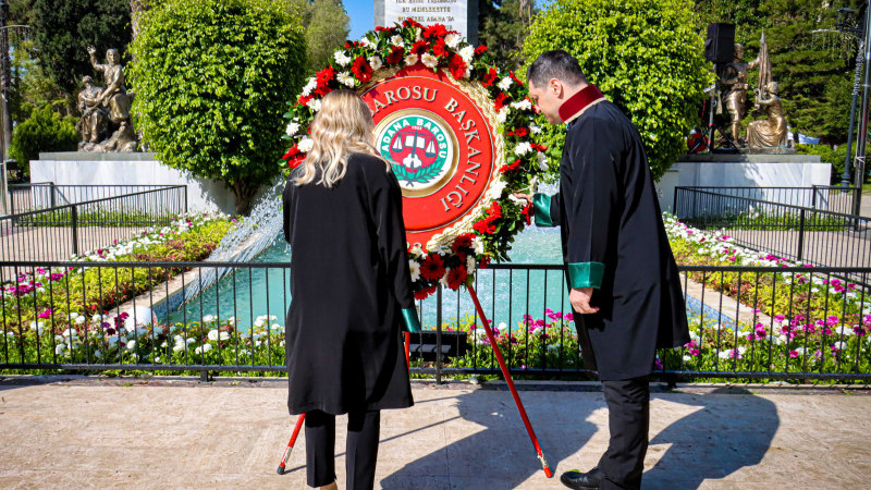 AVUKATLAR, ATATÜRK ANITI'NA ÇELENK SUNDU