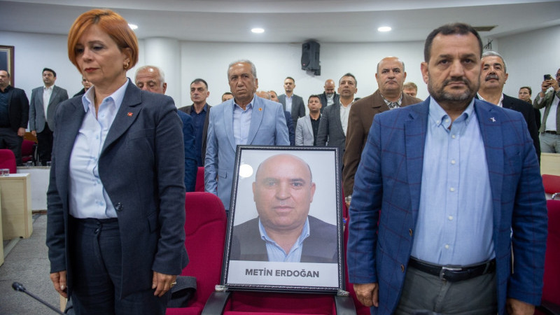 SEYHAN MECLİSİ’NDE MERHUM METİN ERDOĞAN’A VEFA