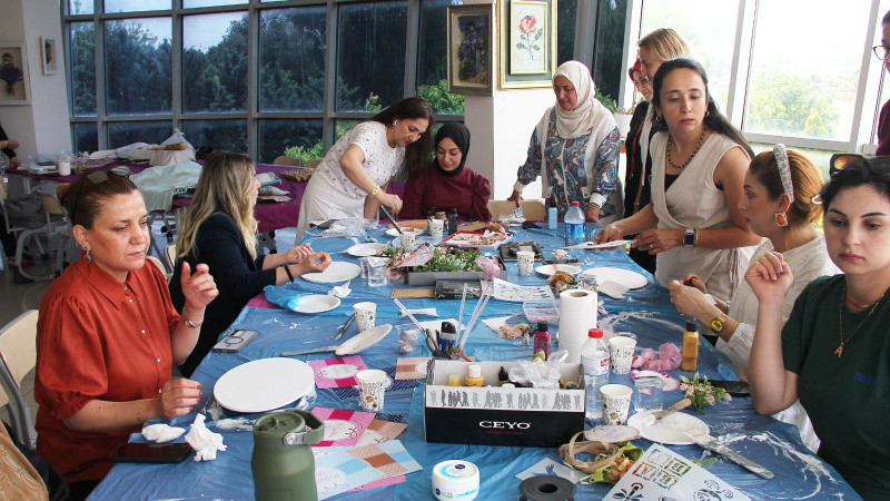 ADANA’DA ANNE ADAYLARI VE EBELER SANAT ATÖLYESİNDE BULUŞTU