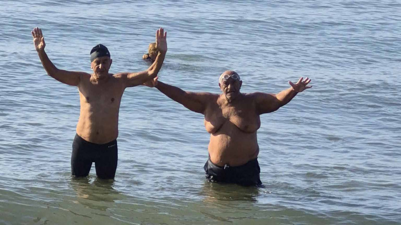 MANŞ FATİHİ ERDAL ACET 50.YIL ANISINA YAZLIK SİTEDE DENİZE GIREREK KUTLADI
