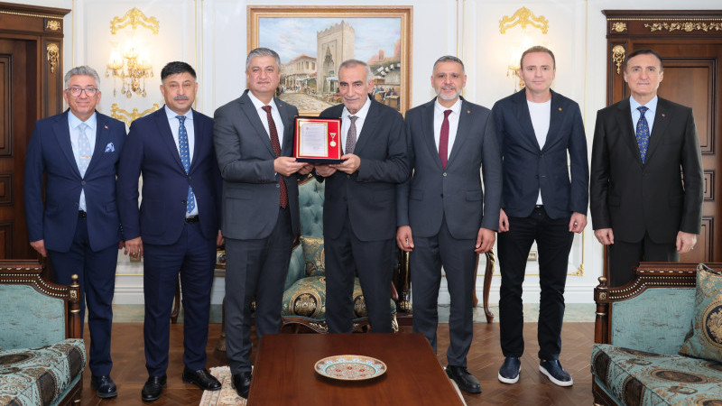 VALİ MUSTAFA YAVUZ, ALTIN MADALYA VE BERAT BELGELERİNİ TAKDİM ETTİ