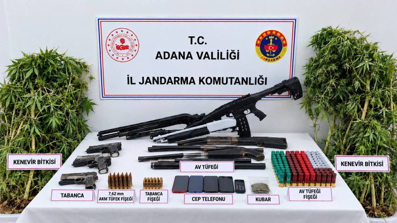KOZAN’DA JANDARMADAN OPERASYON: SİLAHLAR VE SKUNK BİTKİSİ ELE GEÇİRİLDİ